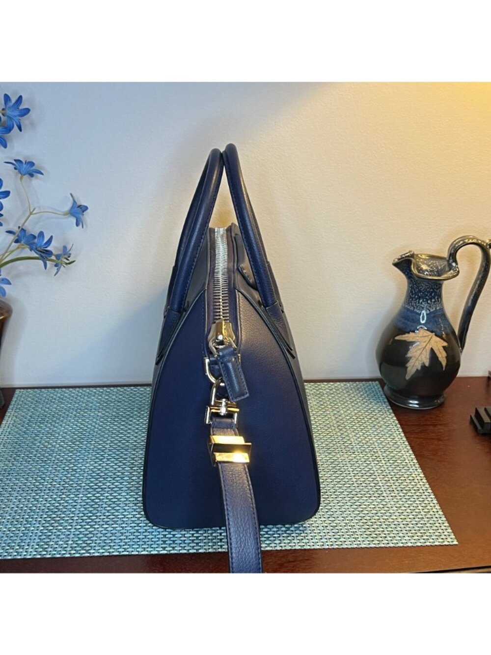 Givenchy Small Antigona Shoulder Bag Navy Goatskin Leather - Picture 2 of 14